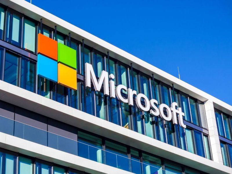 Microsoft-Logo an einem Gebäude.