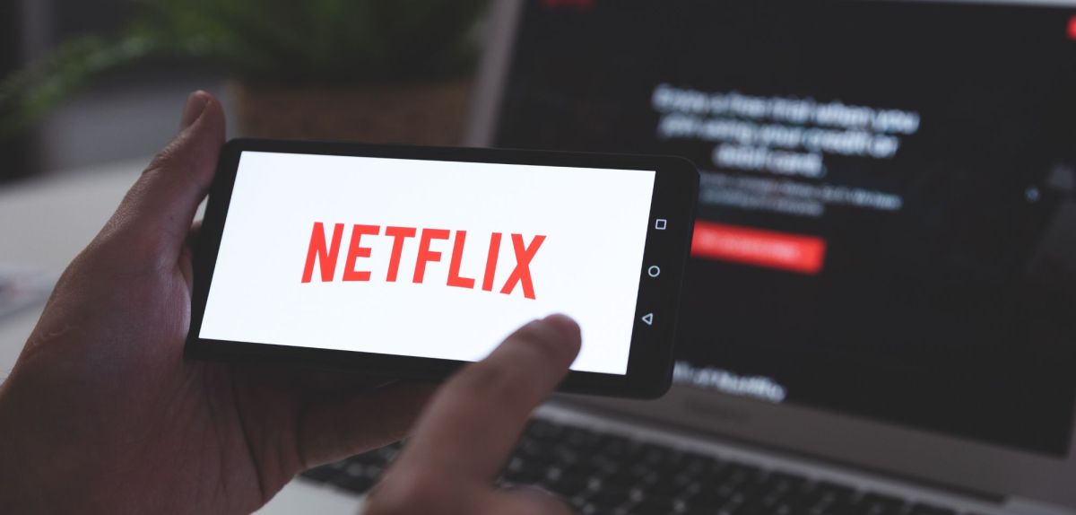 Netflix auf Smartphone und Laptop