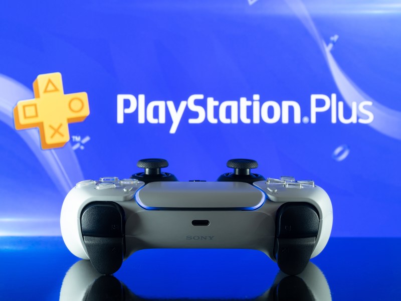 Neue PS Plus Spiele Controller vor Logo