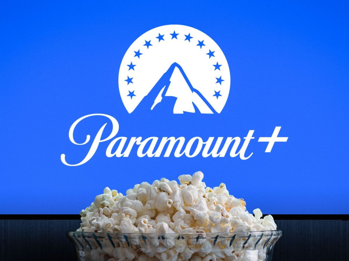 Logo von Paramount Plus hinter einer Schüssel Popcorn.