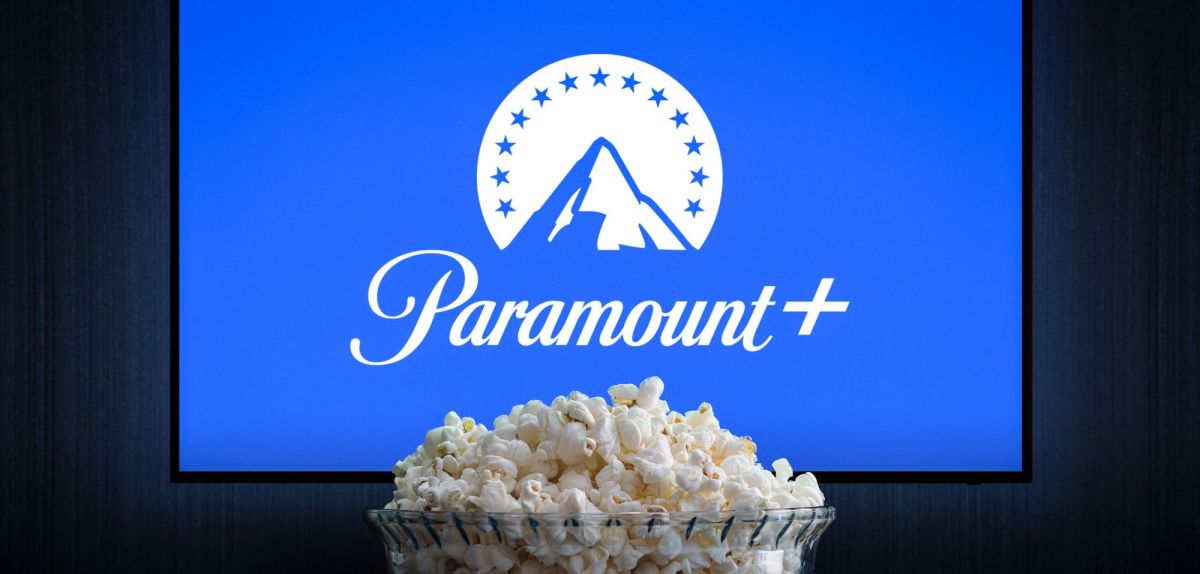 Logo von Paramount Plus hinter einer Schüssel Popcorn.
