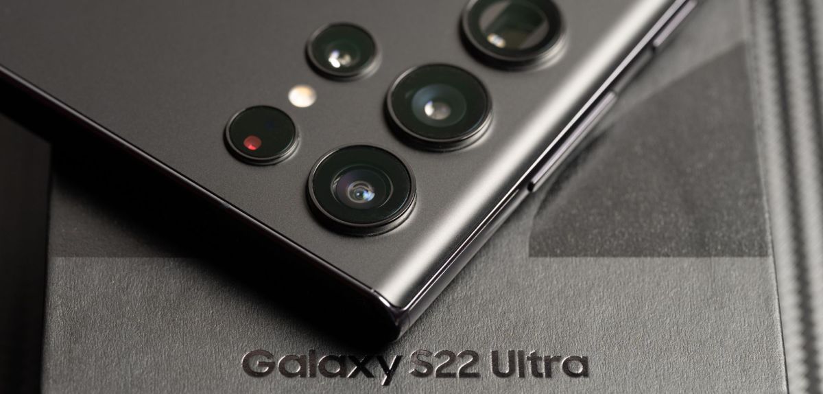Ein Samsung Galaxy S22 Ultra mit Verpackung.