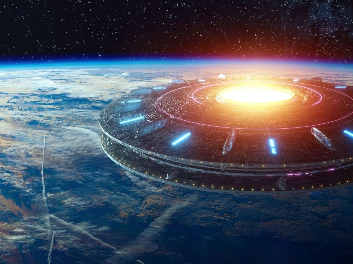 UFO im Orbit der Erde