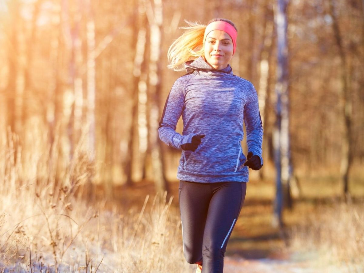 Joggende Frau im Wald