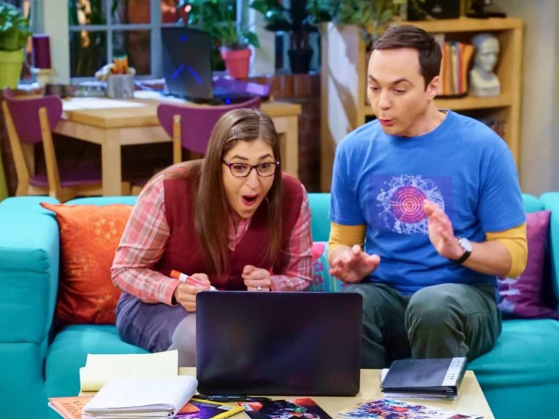 Szene aus "The Big Bang Theory" mit Mayim Bialik und Jim Parsons als Amy und Sheldon.