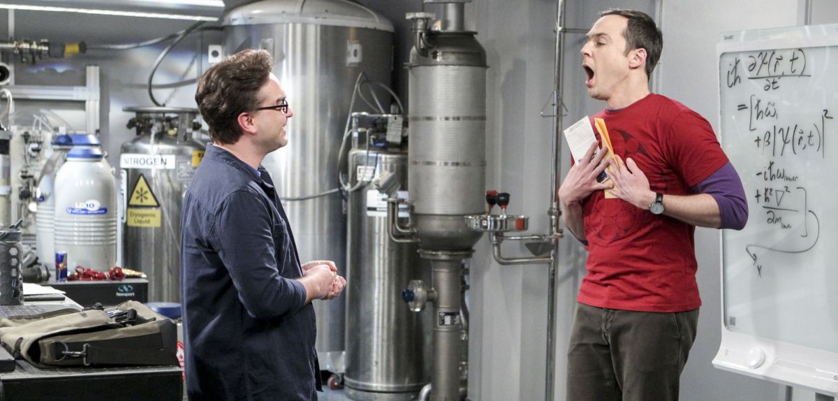 Szene aus "The Big Bang Theory" mit Johnny Galecki und Jim Parsons als Leonard und Sheldon.