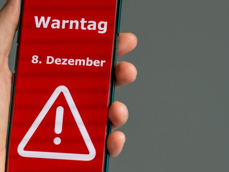 Handy zeigt Warnung für Warntag 2022