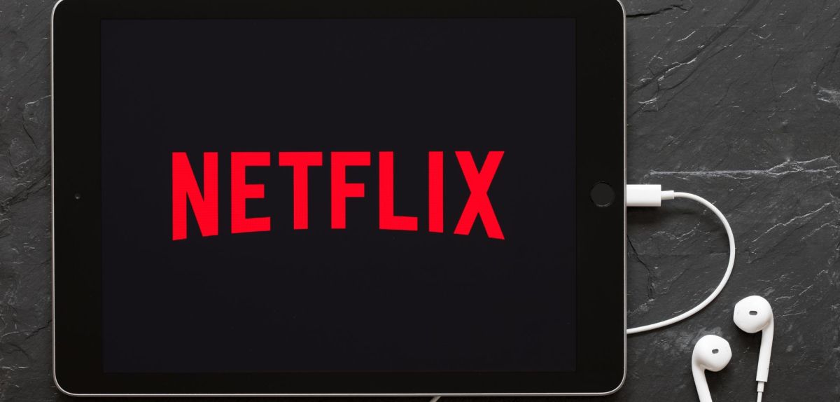 Netflix-Logo auf einem Tablet.