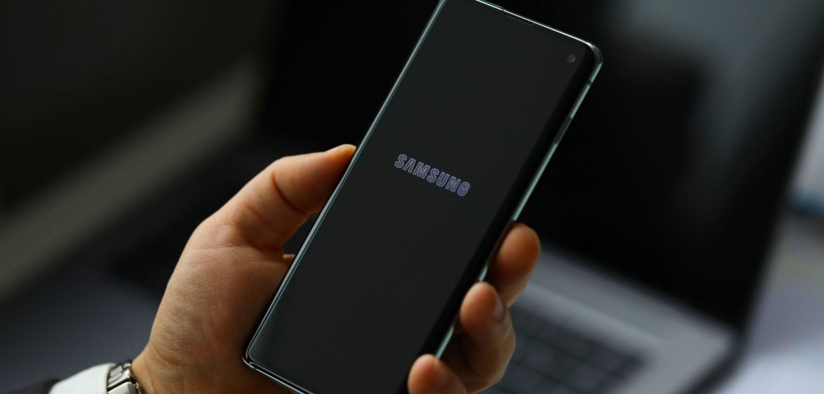 Ein Samsung Galaxy-Handy in der Hand einer Person.