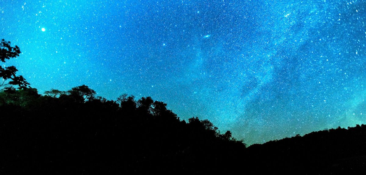 Foto des nächtlichen Sternenhimmels.