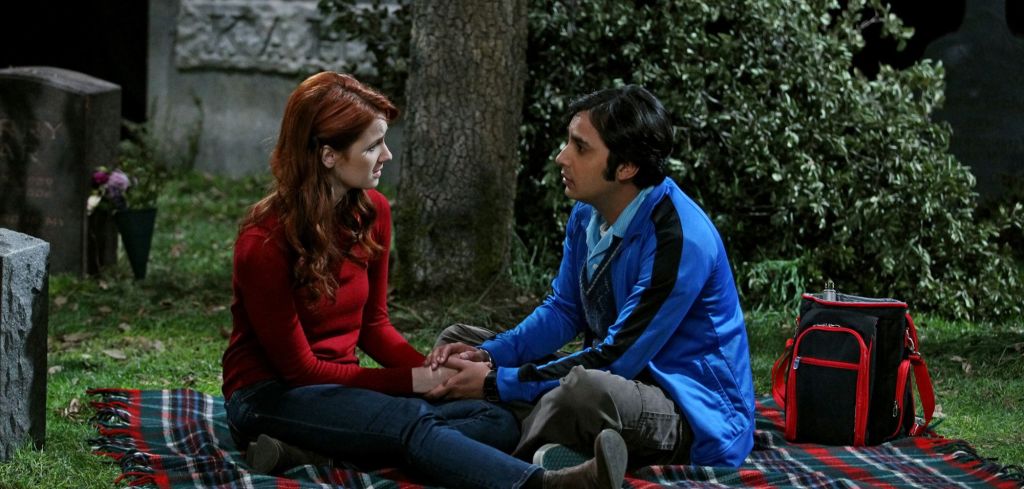 Szene aus "The Big Bang Theory" mit Emily (Laura Spencer) und Raj (Kunal Nayyar) auf dem Friedhof.