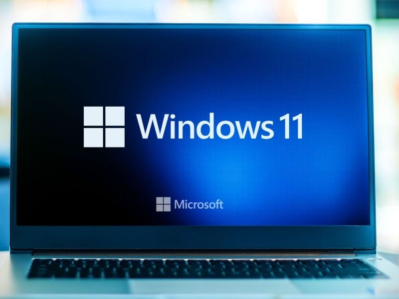 Windows 11-Logo auf einem Laptop-Bildschirm.