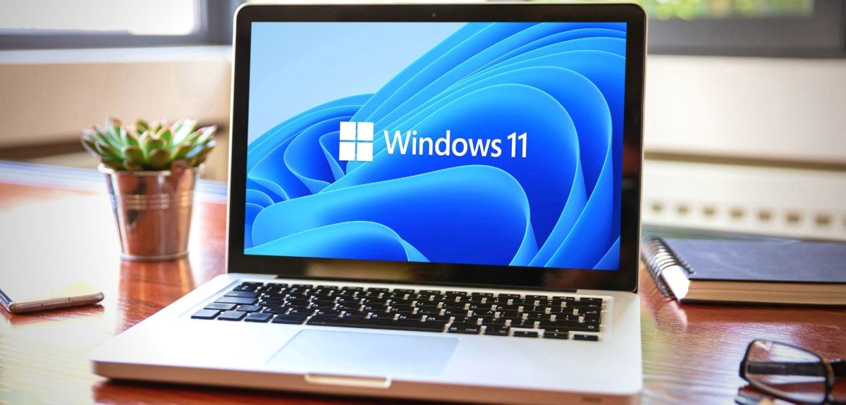 Windows 11-Logo auf einem Laptop-Display.