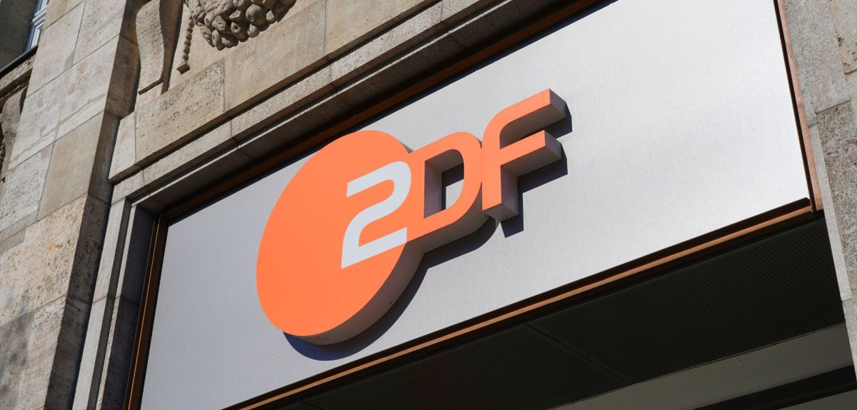 ZDF-Logo an einem Gebäude.
