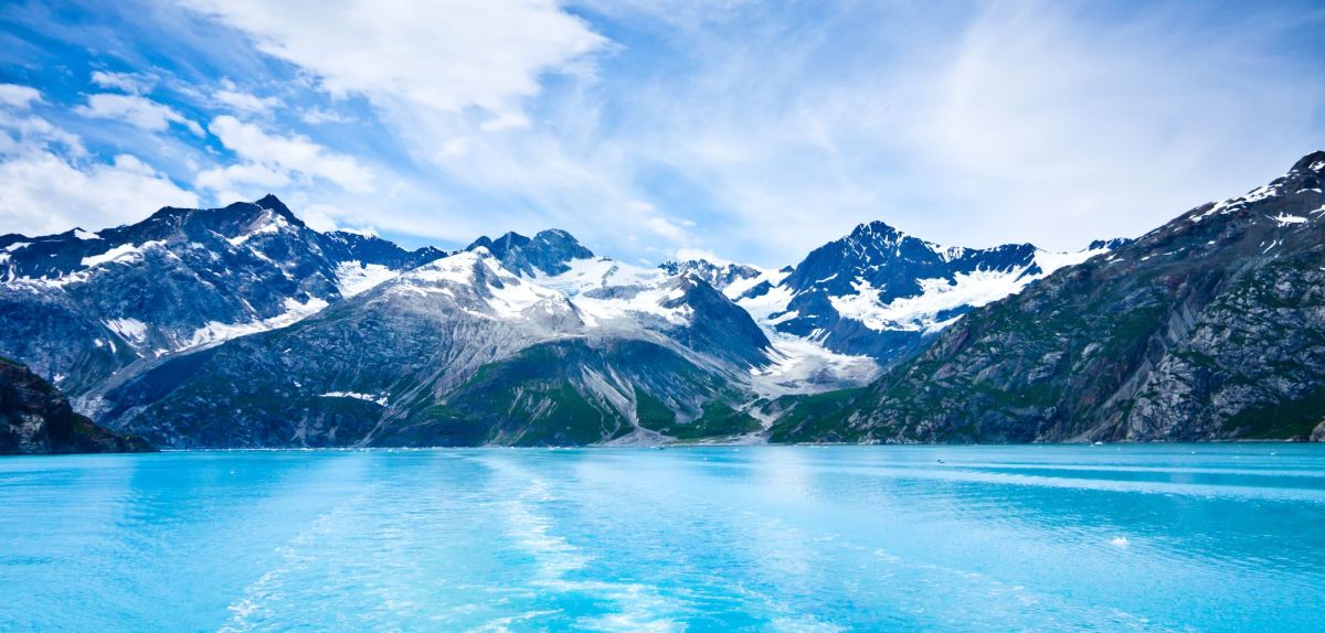 See und im Hintergrund Berge in Alaska.