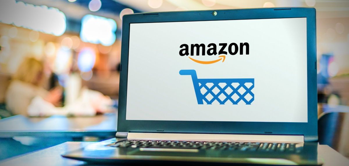 Amazon-Logo mit Einkaufwagensymbol auf einem Laptop.
