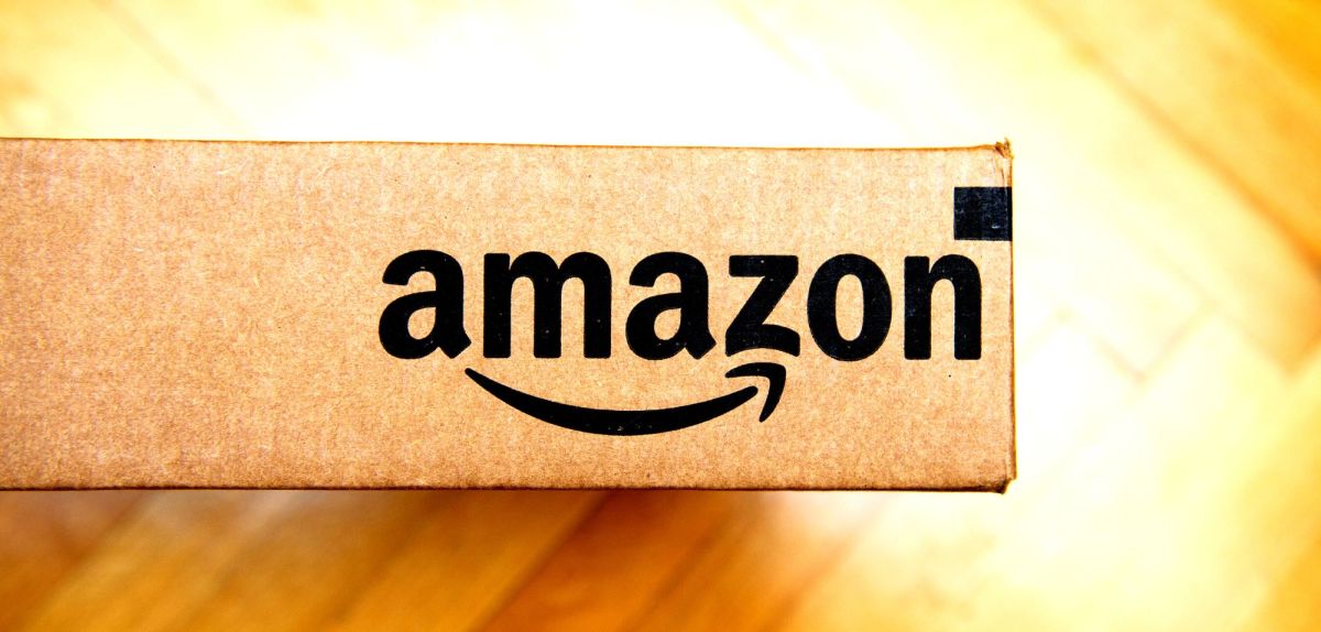 Amazon-Logo auf einem Paket.