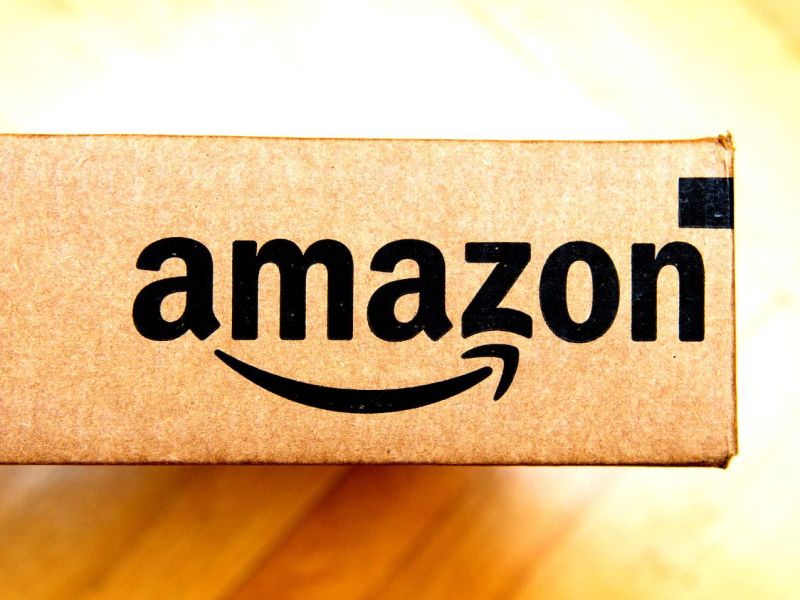 Amazon-Logo auf einem Paket.