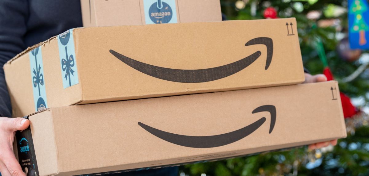 Ein Stapel Pakete von Amazon.