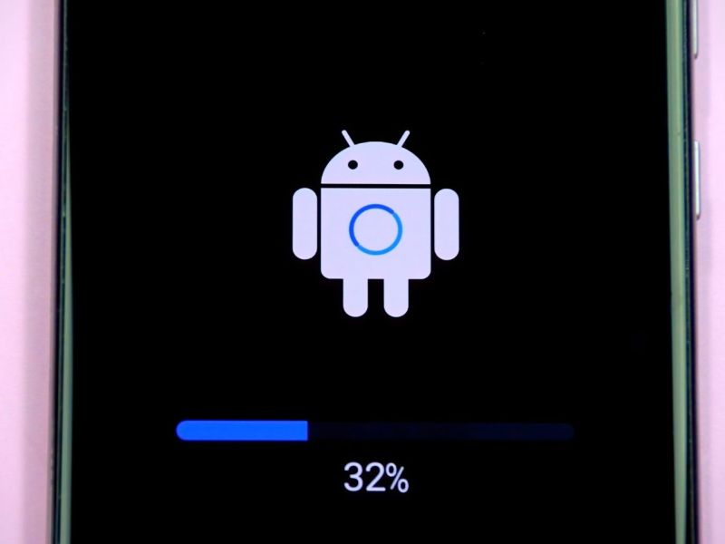 Ein Smartphone erhält ein Android-Update