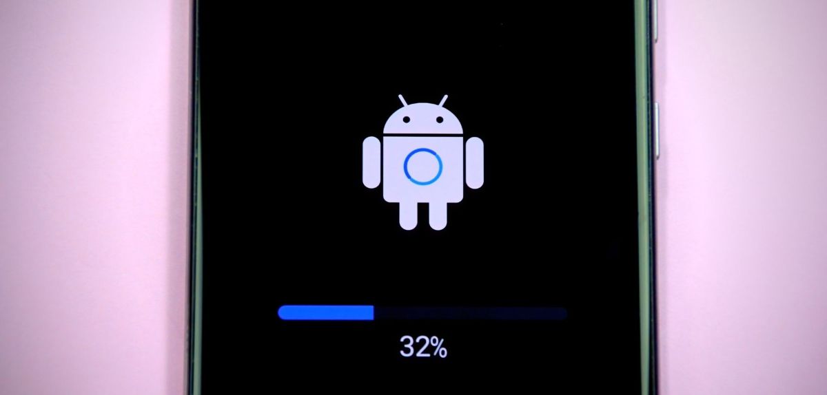 Ein Smartphone erhält ein Android-Update