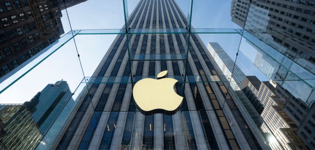Apple-Logo auf einem Gebäude