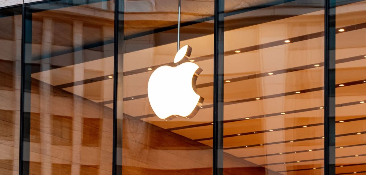 Apple-Logo auf einer Fensterscheibe