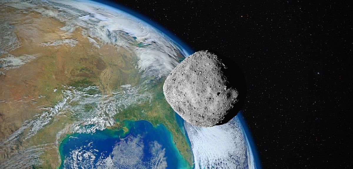 Asteroid über der Erde