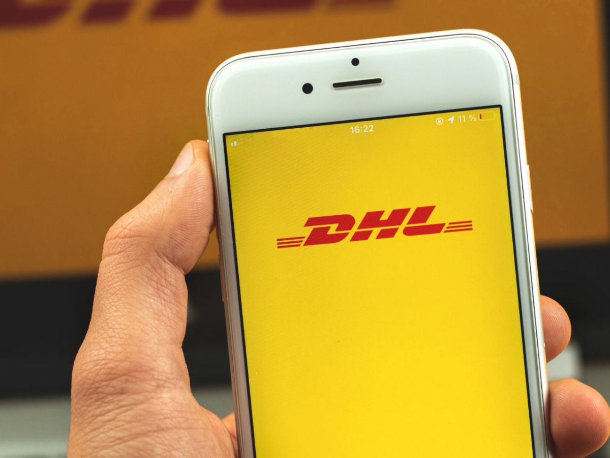 DHL-Logo auf einem Smartphone