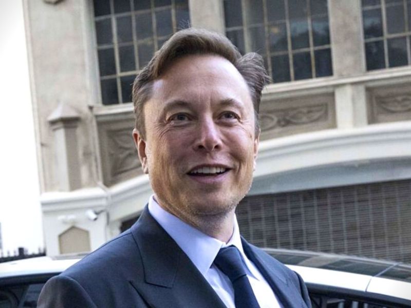 Elon Musk steht vor einem Tesla