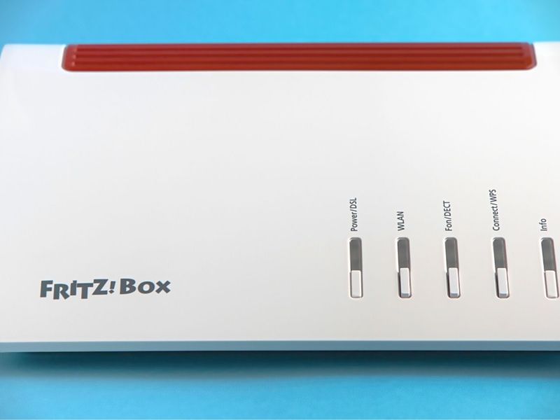 FritzBox vor blauem Hintergrund