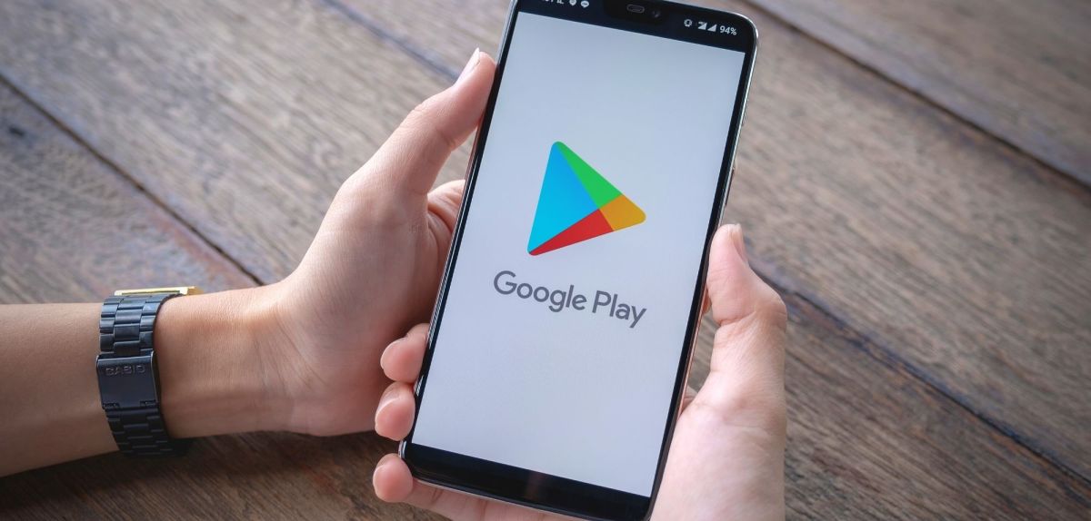 Google Play Store Logo auf einem Handy-Display.