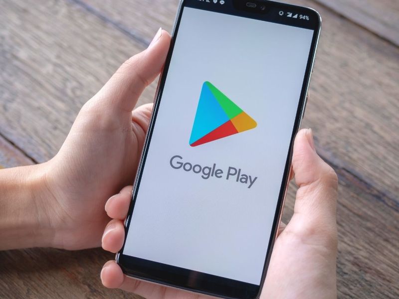 Google Play Store Logo auf einem Handy-Display.