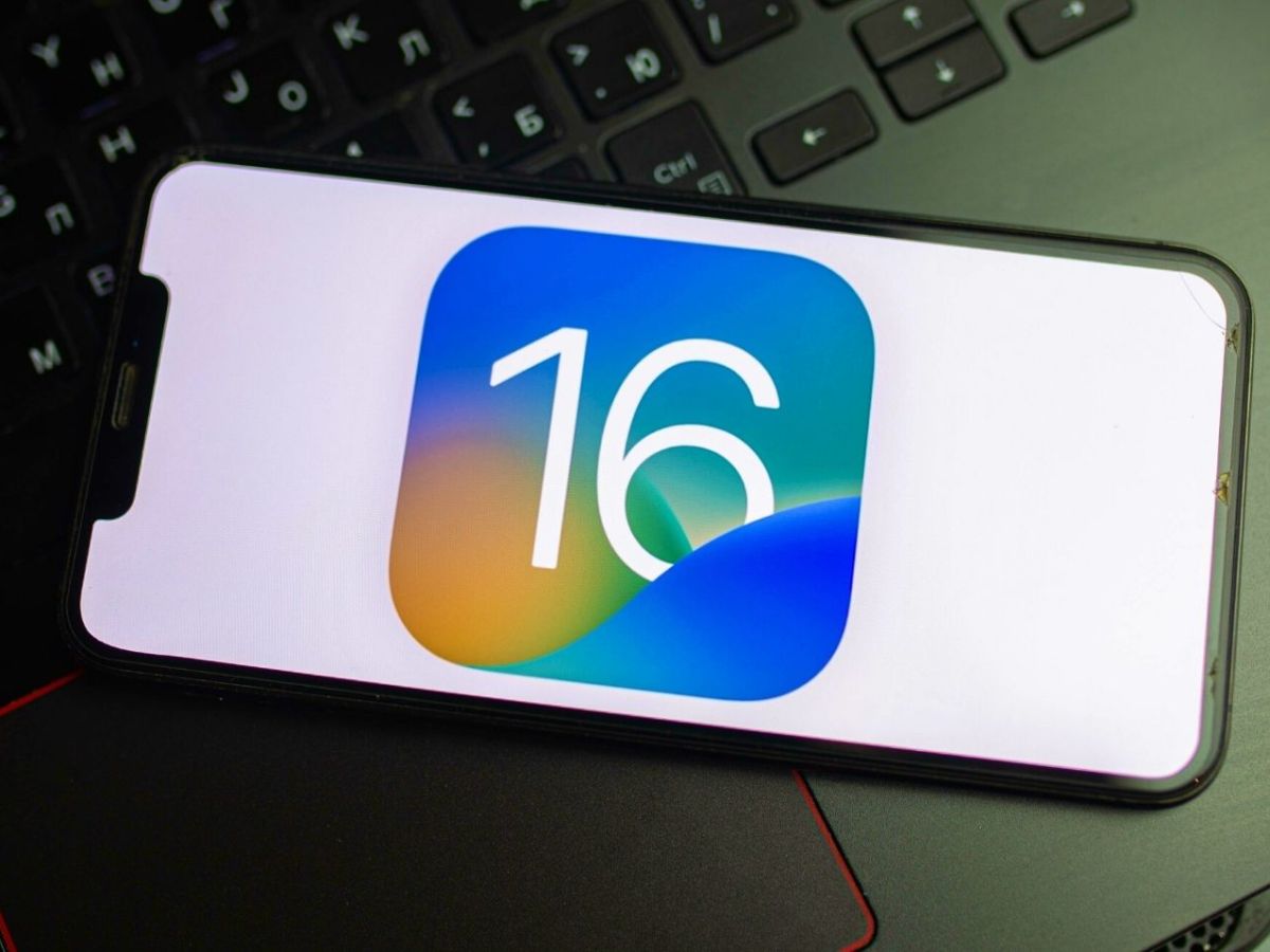 Handy-Display mit dem Logo für iOS 16.