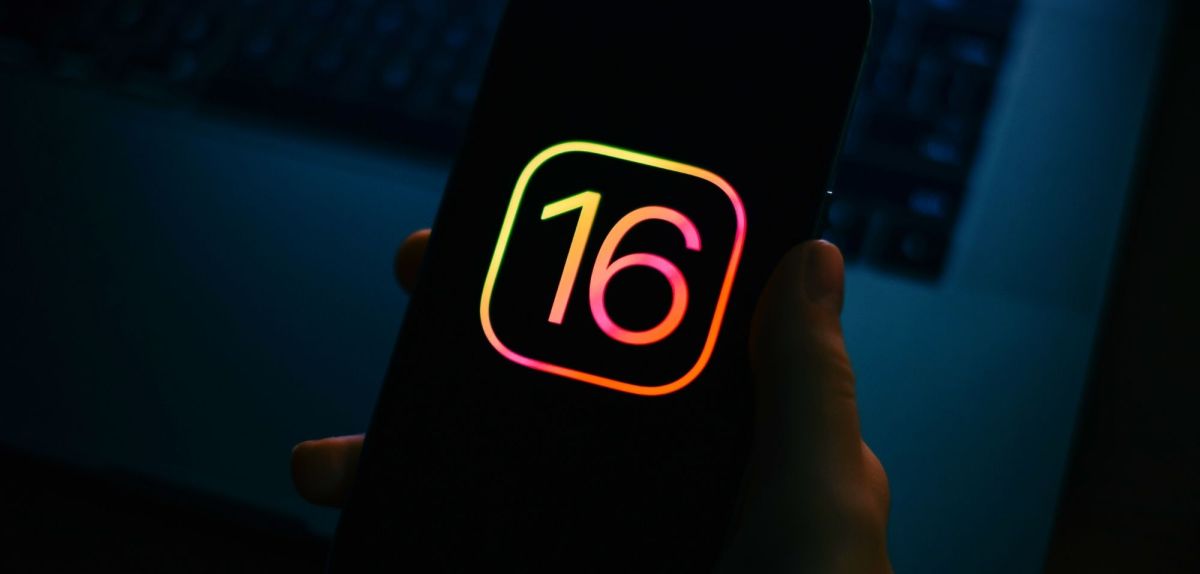 Handy-Display mit dem Logo für iOS 16.