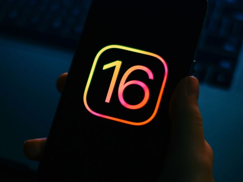 Handy-Display mit dem Logo für iOS 16.