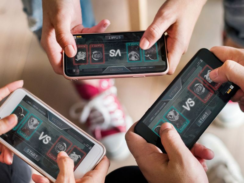 Mobile Games auf drei Smartphones