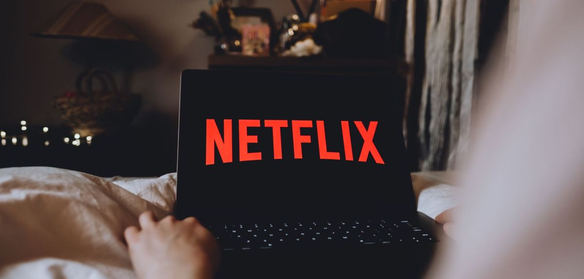 Netflix-Logo auf einem Laptop.