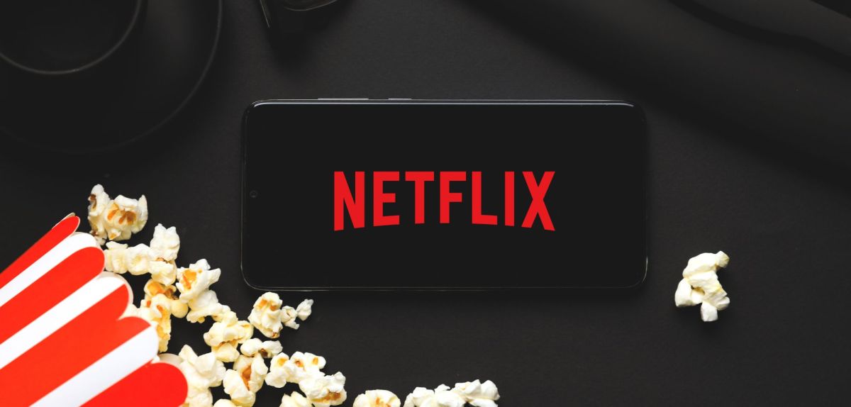 Netflix-Logo auf einem Handy-Display.