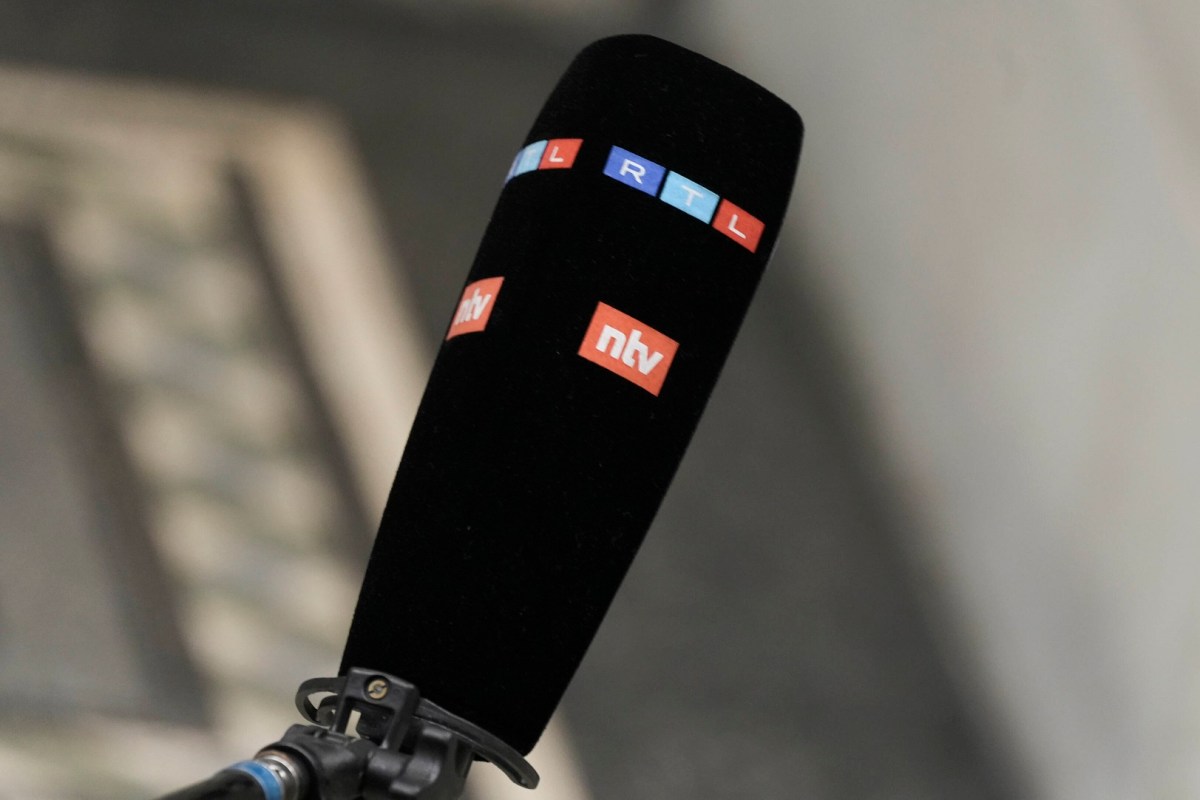 Mikrofon mit RTL- und ntv-Logo