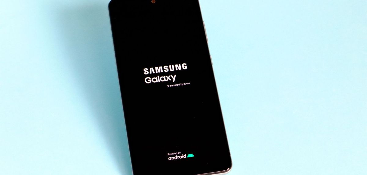 Ein Handy mit dem Logo für Samsung Galaxy auf dem Display.