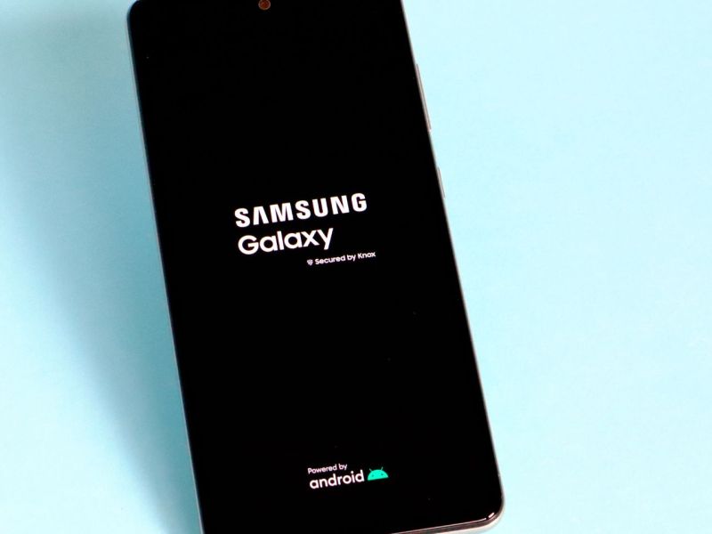 Ein Handy mit dem Logo für Samsung Galaxy auf dem Display.