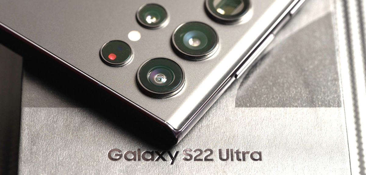 Ein Samsung Galaxy S22 Ultra mit Verpackung.