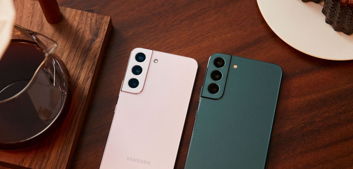 Samsung Galaxy S22 und S22 Plus liegen auf einem Tisch