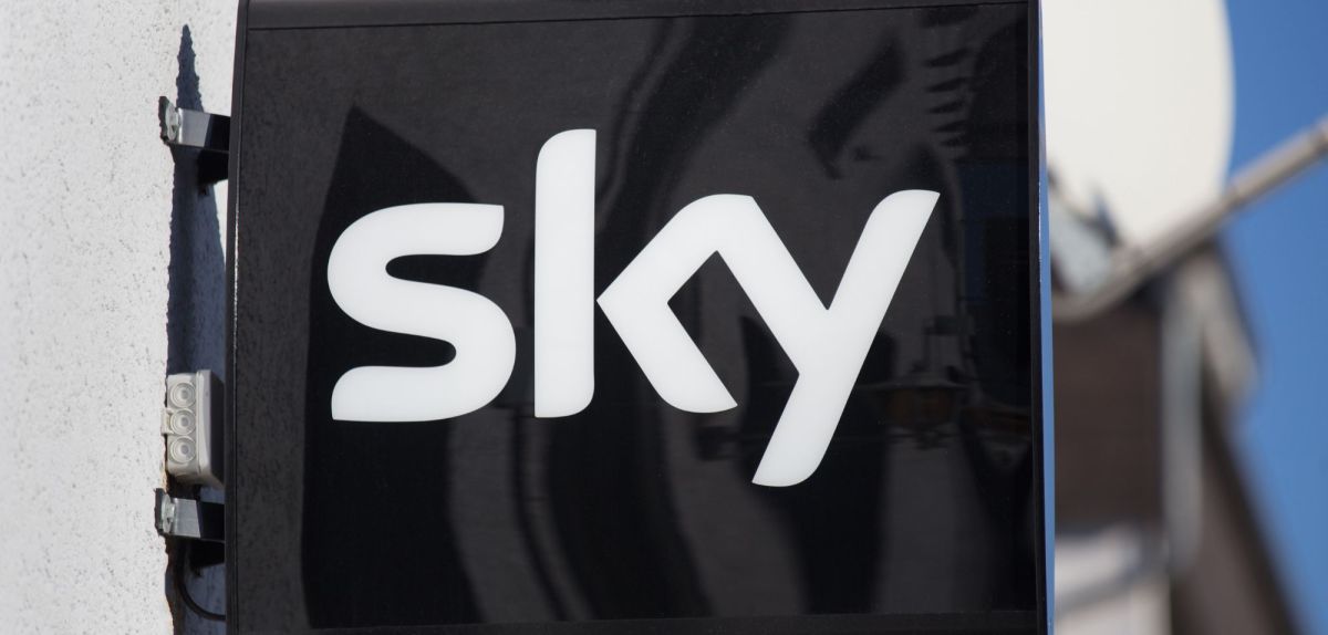 Sky-Logo an einem Haus.