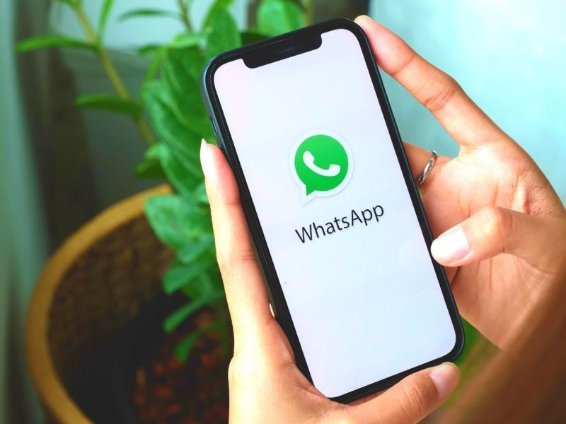 WhatsApp-Logo auf einem Handydisplay.