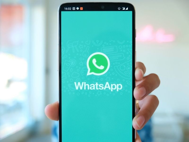WhatsApp-Logo auf einem Handy-Display.
