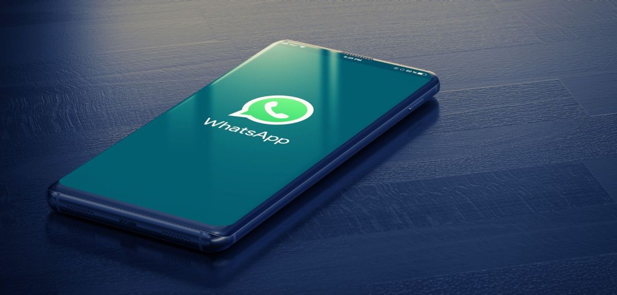 WhatsApp-Logo auf einem Smartphone.
