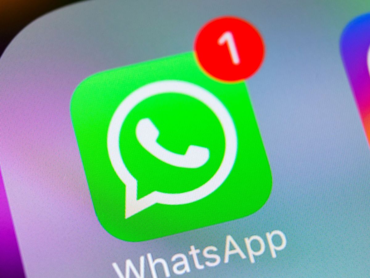 WhatsApp-Symbol auf einem Handy-Display.