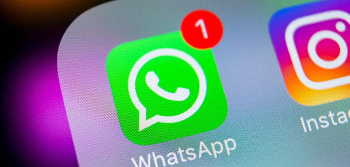 WhatsApp-Symbol auf einem Handy-Display.